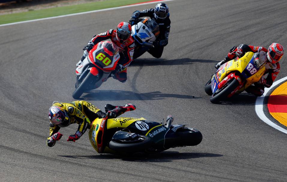 Motomondiale, GP di Spagna. Moto 2. Luis Salom perde in controllo della moto e finisce a terra (Ap)